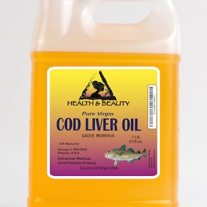 Puede incluir: Una jarra de pl&aacute;stico amarilla de un gal&oacute;n de aceite de h&iacute;gado de bacalao virgen puro de Health & Beauty. La etiqueta presenta un tri&aacute;ngulo amarillo con un pez dentro, las palabras "Pure Virgin Cod Liver Oil" y el nombre cient&iacute;fico "Gadus Morrhua". La etiqueta tambi&eacute;n enumera los ingredientes como "All Natural Omega-3 EPA/DHA Vitamin A & D", el m&eacute;todo de extracci&oacute;n como "Cold Flotation Process" y el pa&iacute;s de origen como "USA".