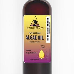 Op de afbeelding: Een bruine glazen fles met een geel etiket waarop staat "HEALTH & BEAUTY Pure and Vegan ALGAE OIL SCHIZOCHYTRIUM SP 12 Fl. Oz. 355 ml. 40% DHA Omega-3 fatty acid Country Of Origin USA".