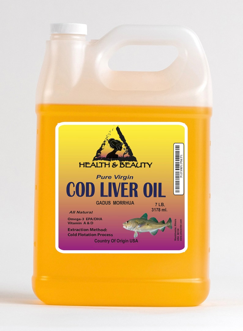 Puede incluir: Una jarra de pl&aacute;stico amarilla de un gal&oacute;n de aceite de h&iacute;gado de bacalao puro virgen de Health & Beauty. La etiqueta presenta un tri&aacute;ngulo amarillo con un pez dentro, las palabras "Pure Virgin Cod Liver Oil" y el nombre cient&iacute;fico "Gadus Morrhua". La etiqueta tambi&eacute;n enumera los ingredientes como "All Natural Omega-3 EPA/DHA Vitamin A & D", el m&eacute;todo de extracci&oacute;n como "Cold Flotation Process" y el pa&iacute;s de origen como "USA".