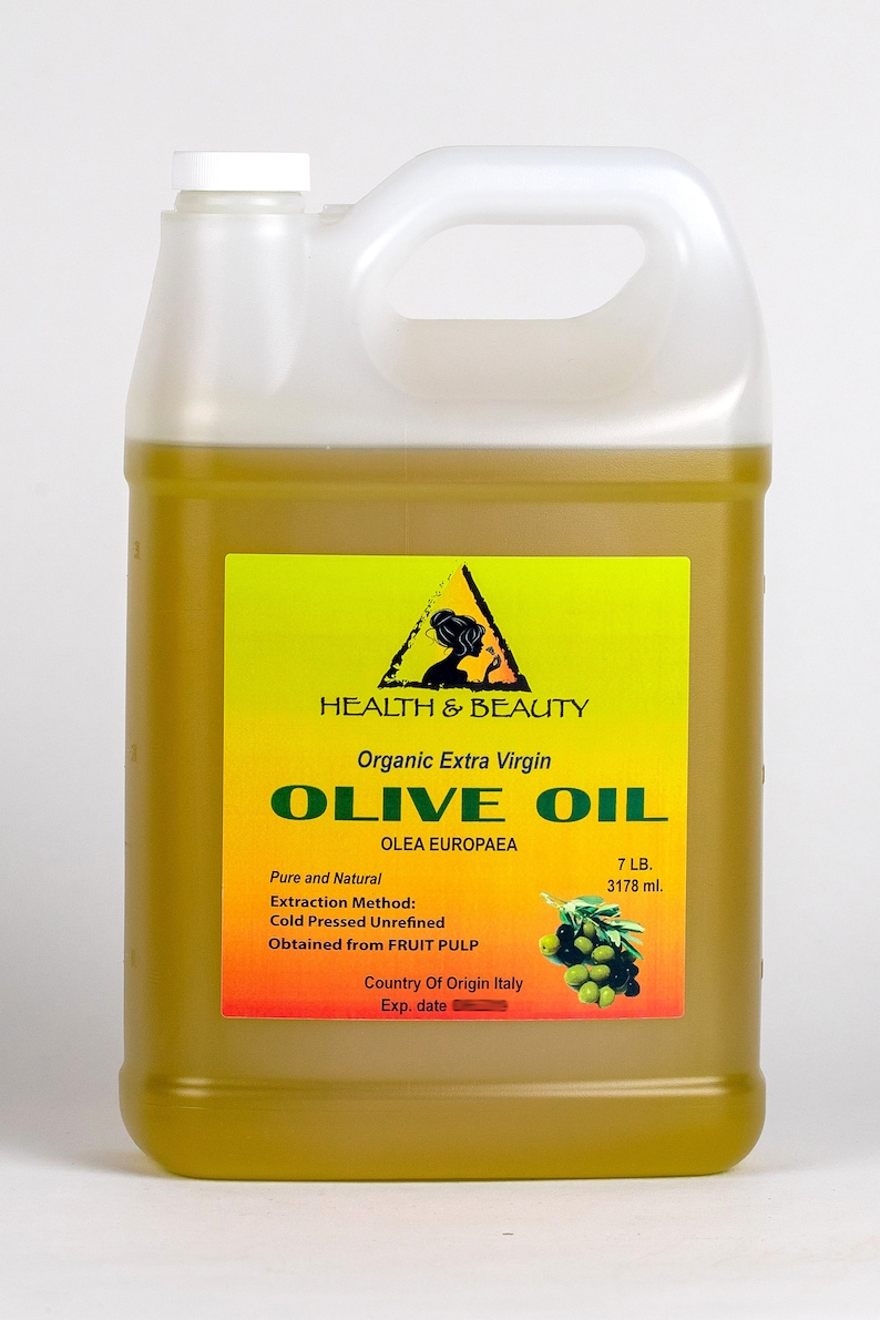 Op de afbeelding: Een doorzichtige plastic kan gevuld met olijfolie. Het etiket is geel met zwarte tekst en een zwart silhouet van een vrouw. Het etiket luidt "Health & Beauty Organic Extra Virgin Olive Oil Olea Europaea Pure and Natural Extraction Method: Cold Pressed Unrefined Obtained from Fruit Pulp Country of Origin Italy Exp. date 7 LB. 3178 ml."