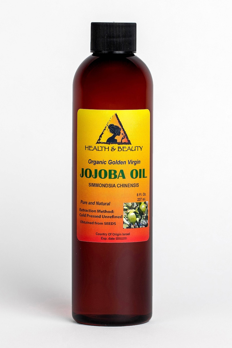Puede incluir: Una botella de vidrio marr&oacute;n de aceite de jojoba virgen dorado org&aacute;nico. La etiqueta es amarilla con una silueta negra de la cabeza y los hombros de una mujer. La etiqueta dice "HEALTH & BEAUTY", "Organic Golden Virgin", "JOJOBA OIL", "SIMMONDSIA CHINENSIS", "Pure and Natural", "Extraction Method: Cold Pressed Unrefined", "Obtained from SEEDS", "Country Of Origin Israel", "Exp. date", "8 Fl. Oz. 237 ml".