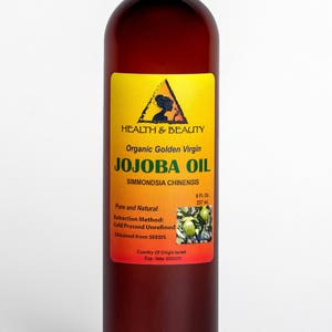Puede incluir: Una botella de vidrio marr&oacute;n de aceite de jojoba virgen dorado org&aacute;nico. La etiqueta es amarilla con una silueta negra de la cabeza y los hombros de una mujer. La etiqueta dice "HEALTH & BEAUTY", "Organic Golden Virgin", "JOJOBA OIL", "SIMMONDSIA CHINENSIS", "Pure and Natural", "Extraction Method: Cold Pressed Unrefined", "Obtained from SEEDS", "Country of Origin Israel", "Exp. date", "8 Fl. Oz. 237 ml".