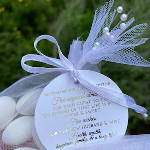 Étiquettes de faveur de mariage, étiquettes de feuille d'or, cinq étiquettes de faveur d'amande, une étiquette d'amande de tradition italienne, étiquettes d'amande de faveur de mariage, personnalisées