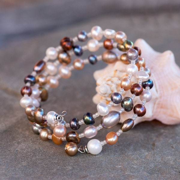 Bracelet de perles d'eau douce. Bracelet en fil métallique à mémoire de forme de perles multicolores. Bracelet triple tour de perles de culture. Bracelet jonc en perles véritables. Perles de mariée