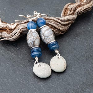 Kyanit, Fossile Koralle & Strand Kieselstein Ohrringe, Blaue Kyanit Ohrringe, Ethnische Blau und Grau Stein Ohrringe, Französische Ohrhaken aus Sterling Silber