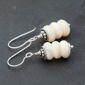 Weiße Perlmutt Ohrringe, Glänzende Weiße Muschel Ohrringe, Helle Sommer Ohrringe, 925 Sterling Silber Französische Ohrhaken