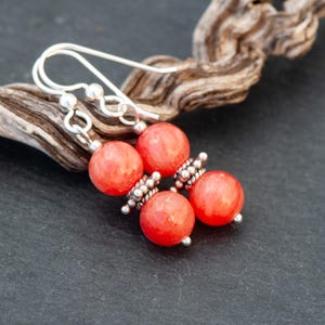 Örhängen i körsbärskvarts, djuprosa droppörhängen i natursten, franska örhängen i 925 sterlingsilver