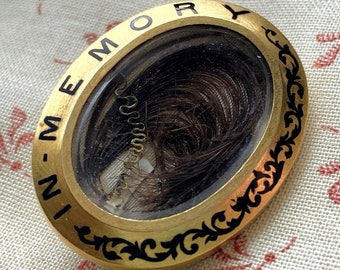 Viktorianskt minnesmärke i emalj med guldfärgad brosch, inskrivet 1879 "Dear Helen"