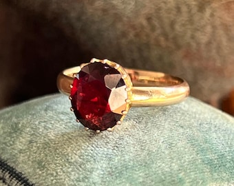 Anillo eduardiano de oro de 9 quilates con granate ovalado, Birmingham 1918, talla 7.5.