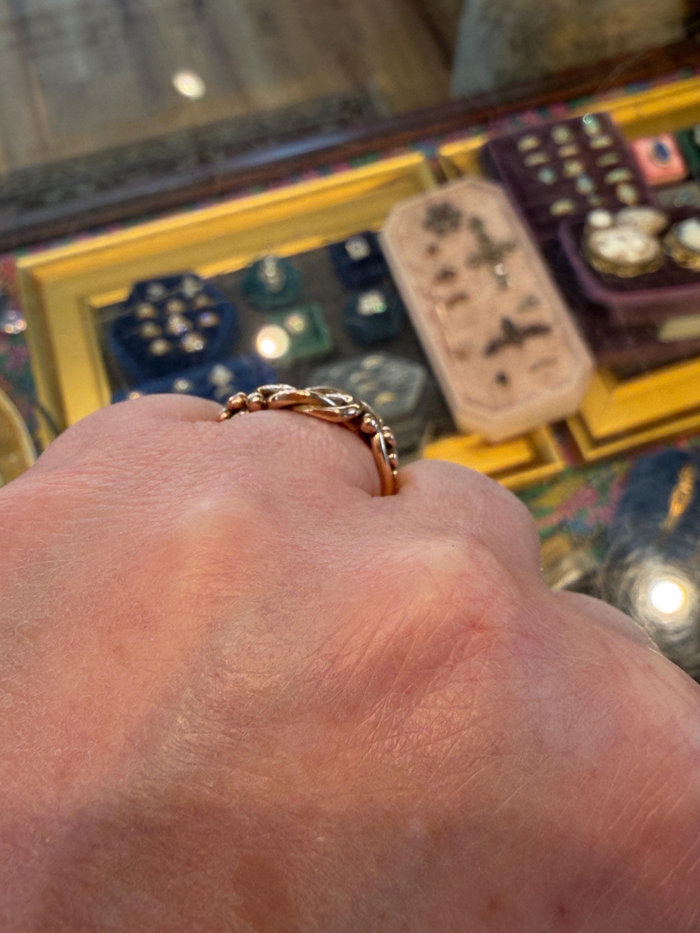 アンティークゴールドのラブノットリング、チェスター製、1913年