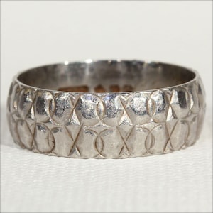 Vintage English Platinum Wedding Band with Pattern, Hallmarked 1975 Size 7 1/4