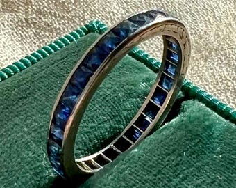 Anillo de eternidad antiguo de platino con zafiro, grabado, 1,75 quilates