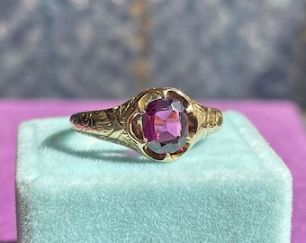Antique Victorian Garnet Ring: 15k Gold, Engraved Band