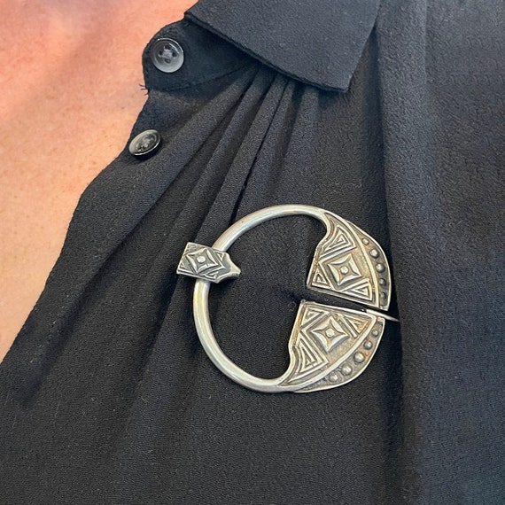 Vintage Alexander Ritchie Silver Penannular Brooch Pin - Gem