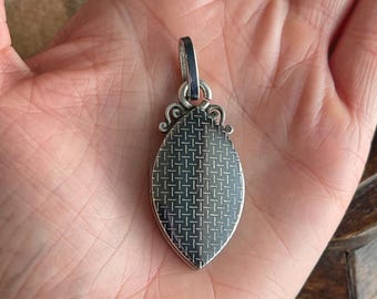 ビクトリア朝のナベット型ニエロ ロケット ペンダント、c. 1880～1890