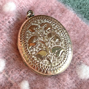 Viktorianisches Goldmedaillon mit Blättern um 1880