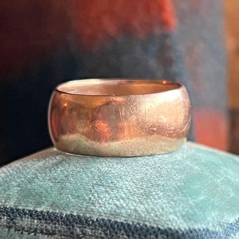 Antique early 1900s gold wedding band