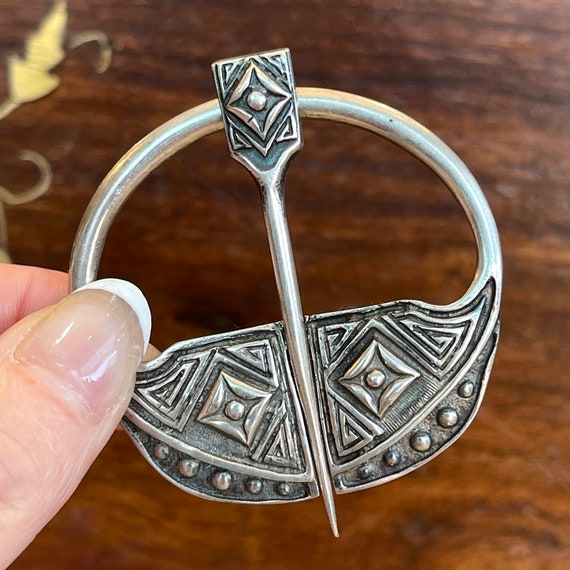 Vintage Alexander Ritchie Silver Penannular Brooch Pin - Gem