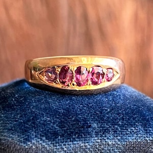 Anillo antiguo victoriano de oro y rubíes con cinco piedras en forma de barco, Birmingham 1886.