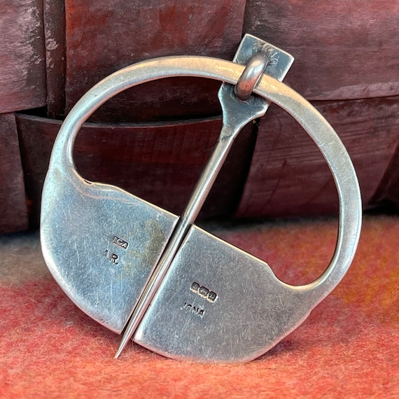 Vintage Alexander Ritchie Silver Penannular Brooch Pin - Gem