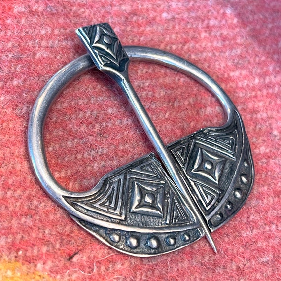 Vintage Alexander Ritchie Silver Penannular Brooch Pin - Gem