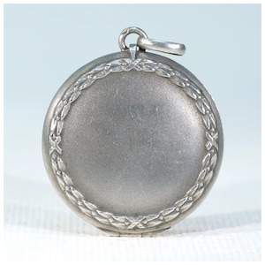 Antique Wreath Motif Silver Locket Round