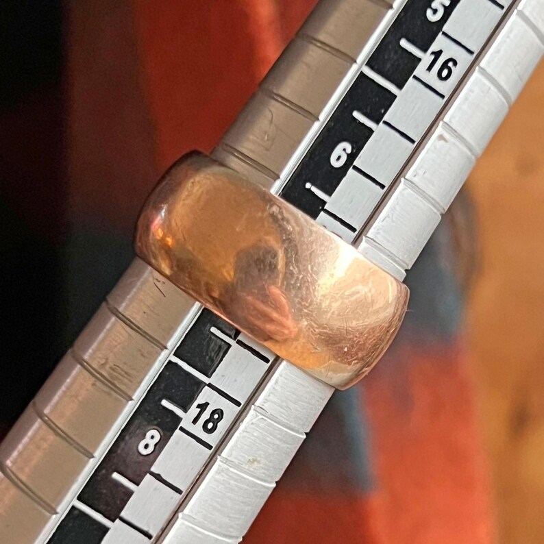 Heirloom antique gold wedding ring detail
