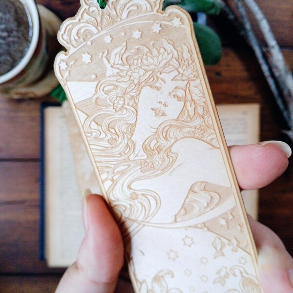 Marque-page Petite SIRÈNE ART NOUVEAU, bois gravé Andersen avec pompon - 20 cm/ 8" environ - Marque-page en bois découpé au laser - Medusa Dollmaker