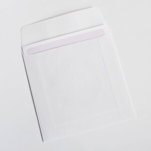 Puede incluir: Un sobre blanco con una tarjeta blanca en su interior. La tarjeta tiene un borde de color morado claro.