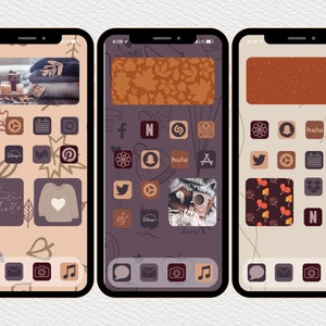 K&ouml;nnte beinhalten: Drei iPhone-Bildschirme mit benutzerdefinierten App-Symbolen und Hintergr&uuml;nden. Der erste Bildschirm hat einen beigefarbenen Hintergrund mit Herbstbl&auml;ttern und einem Pullover-Symbol. Der zweite Bildschirm hat einen violetten Hintergrund mit Herbstbl&auml;ttern und einem Kaffeetassen-Symbol. Der dritte Bildschirm hat einen beigefarbenen Hintergrund mit Herbstbl&auml;ttern und einem roten und orangefarbenen Mustersymbol.