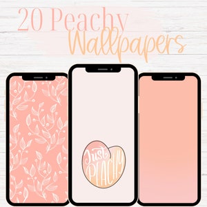 Pode incluir: Três maquetes de telefone que exibem papéis de parede de telefone cor de pêssego. O primeiro papel de parede apresenta um padrão floral branco em um fundo de pêssego. O segundo papel de parede apresenta um coração de pêssego com o texto "Just Peachy" em branco. O terceiro papel de parede é um degradê de pêssego.