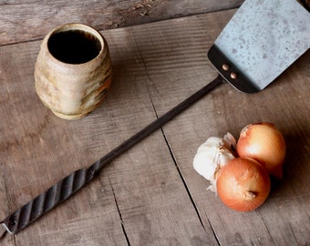 Grilling Spatula: Grill-Marked Handle