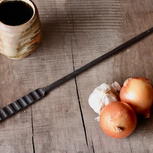 Pigtail Meat Flipper: &quot;Grill-Marked&quot; Handle