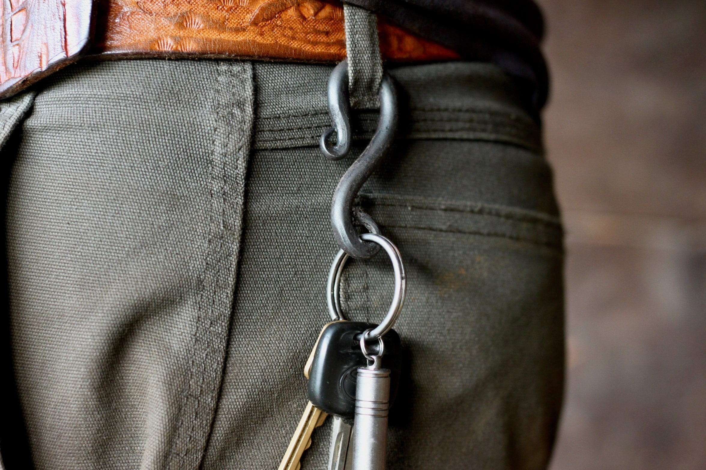  TISUR Belt Loop Keychain Clip, Titanium Carabiner Keychain Key  Holder with Detachable Key Ring for Duty Belt, Car Key chain Gifts for Men  Women, BK1S+D Ring (Black) : Clothing, Shoes 
