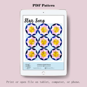 Puede incluir: Una descarga digital de un patr&oacute;n de acolchado llamado "Star Song". El patr&oacute;n presenta un dise&ntilde;o de acolchado moderno con un esquema de color azul, rosa y amarillo. El patr&oacute;n est&aacute; disponible para su compra en el sitio web meganolis.com.