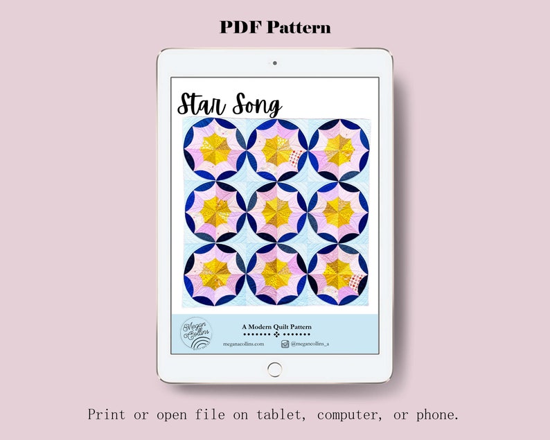 Puede incluir: Una descarga digital de un patr&oacute;n de acolchado llamado "Star Song". El patr&oacute;n presenta un dise&ntilde;o de acolchado moderno con un esquema de color azul, rosa y amarillo. El patr&oacute;n est&aacute; disponible para su compra en el sitio web meganolis.com.