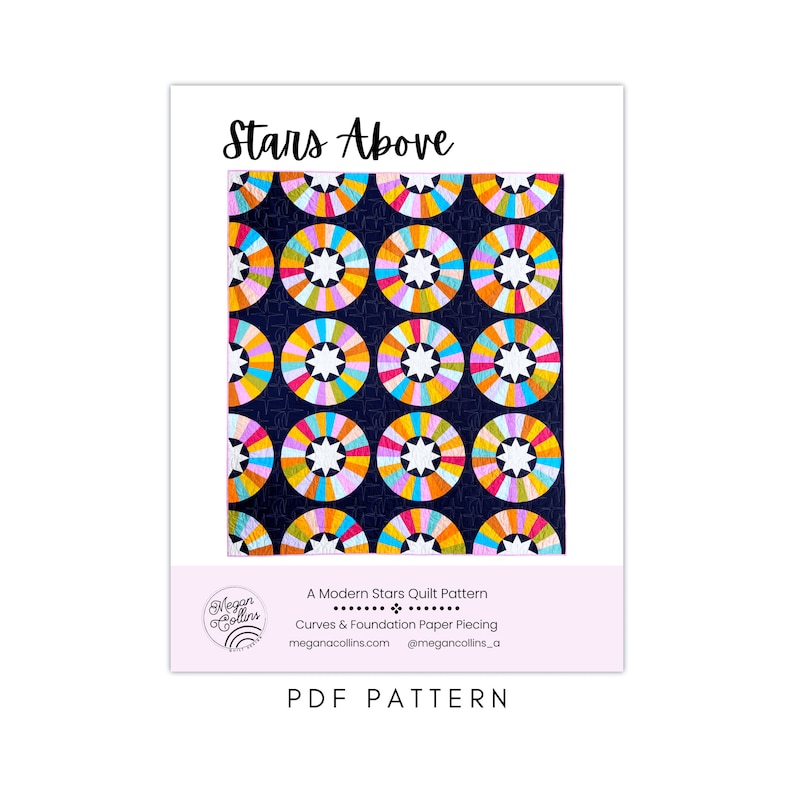Pu&ograve; includere: Un modello PDF per una trapunta chiamato "Stars Above". La trapunta presenta un design moderno con cerchi colorati e stelle su uno sfondo blu scuro. Il modello include istruzioni per curve e patchwork su carta di fondazione.