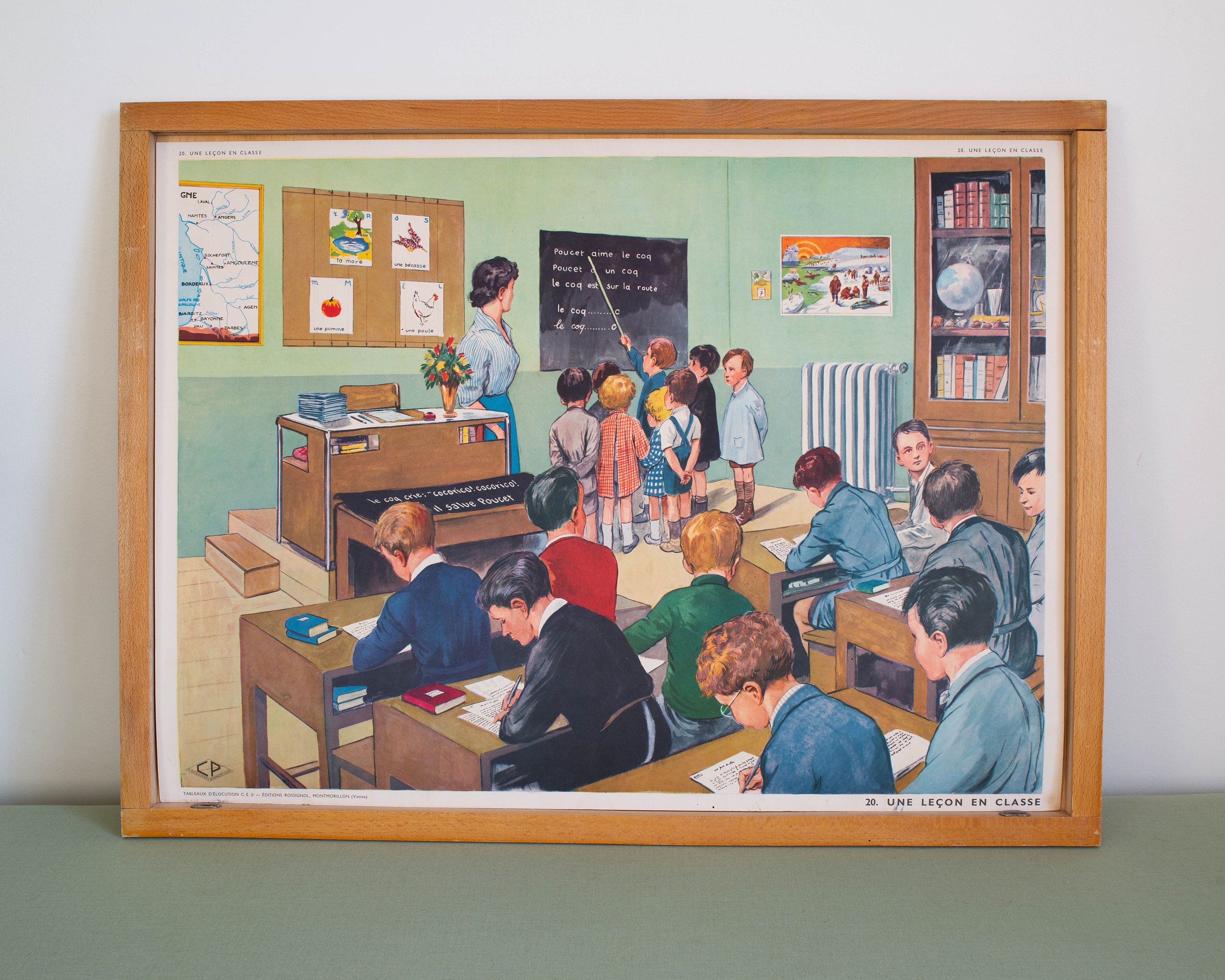 Vintage - Affiche Scolaire Double Face Des Années 1950-60 École Française Chez Le Marchand de Chauss