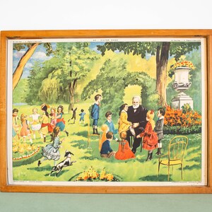 Könnte beinhalten: Ein gerahmter Vintage-Druck mit einer farbenfrohen Illustration von Kindern in einem Garten. Das Kunstwerk zeigt einen Mann, der von Kindern umgeben ist, mit einem Hund, der durch das Gras rennt. Der Druck befindet sich in einem Holzrahmen.