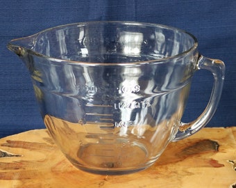 2 Qt. ~ Anchor Hocking ~ Eight Cup ~ Clear Glass Mixing Bowl/Large Measuring Cup ~ Pour Spout ~ Handle ~ Made in USA ~ 2 Liter ~ 2000 mL