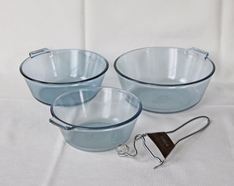 Drei Pyrex Flameware-Kochtöpfe mit einem abnehmbaren Griff ~ Blautönung ~ 1 Qt., 1,5 Qt. und 2 Qt. Kochtöpfe ~ Frühes Pyrex