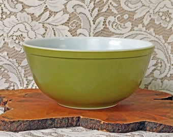 2-1/2 Quart ~ Pyrex Light/Medium Green 403 Mixing Bowl ~ Verde (Green) ~  Vintage 1967-72 ~ Made in USA ~ Vintage Kitchen ~ Avocado