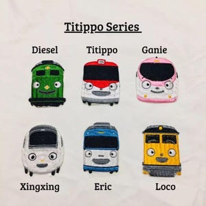 Puede incluir: Un conjunto de seis parches bordados con personajes de la serie Tittippo. Los personajes son Diesel, Tittippo, Ganie, Xingxing, Eric y Loco. Cada parche es de un color diferente y presenta un personaje diferente con una expresión única.