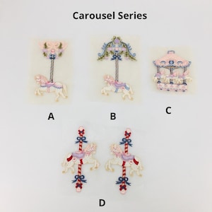 Puede incluir: Serie Carrusel: Un conjunto de cuatro parches bordados para planchar que representan un caballo de carrusel y un dosel de carrusel. Los parches están etiquetados con A, B, C y D.