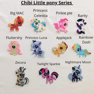 Op de afbeelding: Een set van 12 geborduurde strijkpatches met personages uit de My Little Pony-franchise. De patches zijn kleurrijk en bevatten personages zoals Twilight Sparkle, Pinkie Pie en Rainbow Dash.