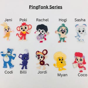 Peut inclure: Une collection de patchs brodés représentant des personnages de dessins animés de la "PingFonk Series". Chaque patch présente un personnage unique avec des couleurs et des designs distincts, dont un lapin, un singe, un ours, etc. Les noms des personnages sont affichés en dessous.