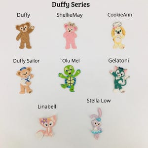 Może przedstawiać: Kolekcja dziewięciu haftowanych naszywek z postaciami z serii Disney Duffy. Postacie to Duffy, ShellieMay, CookieAnn, Duffy Sailor, 'Olu Mel, Gelatoni, StellaLou i Linabell. Naszywki są w różnych kolorach i przedstawiają postacie w różnych pozach.