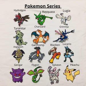 Peut inclure: Un ensemble de 12 patchs brodés thermocollants représentant différents personnages Pokémon, dont Rayquaza, Lugia, Charizard, Tyranitar, Greninja, Garchomp, Blaziken, Lucario, Aegislash, Gengar, Flygon, Sylveon et Pikachu.