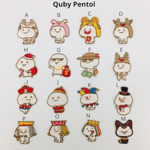 Puede incluir: Un conjunto de 16 parches bordados para planchar con diseños de personajes de dibujos animados adorables que llevan diferentes sombreros y disfraces. Los personajes son todos blancos con ojos y bocas negros. Los parches están dispuestos en una cuadrícula de cuatro filas y cuatro columnas. Las letras A a P están impresas encima de cada parche.