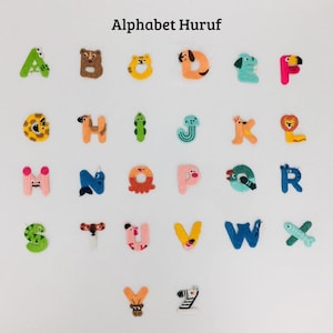 Op de afbeelding: Alphabet letters A tot en met Z met dierillustraties. Elke letter is gemaakt van vilt en heeft een ander dierontwerp. De letters zijn in rijen op een witte achtergrond gerangschikt. De tekst "Alphabet Huruf" staat bovenaan de afbeelding.